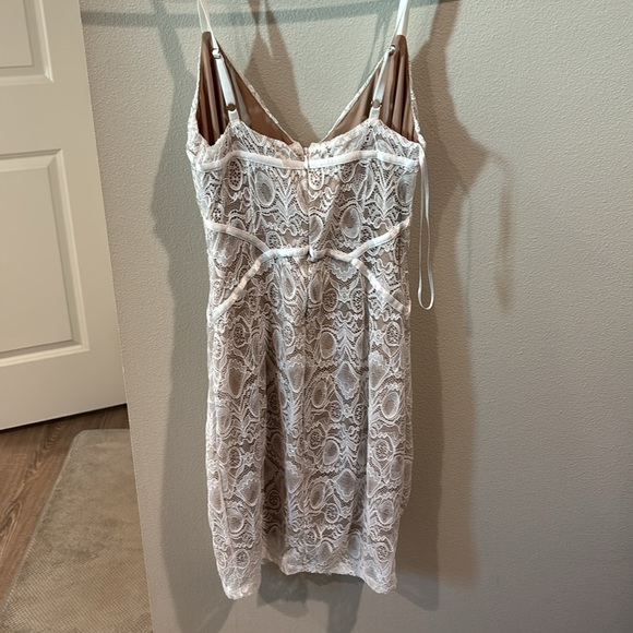 NEW Guess Lacy Dress - Picture 2 of 3